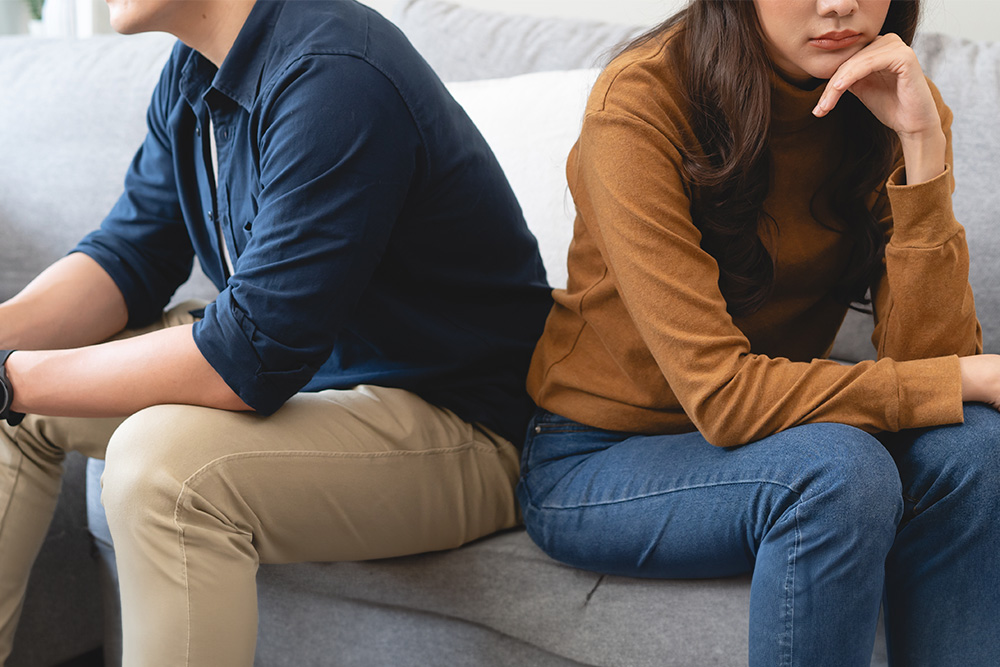 Trauriges Paar, dass eine Paarberatung oder Paartherapie braucht