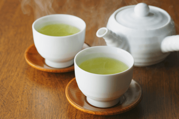 Zwei Tassen Tee bei einem Kennenlerngespräch.