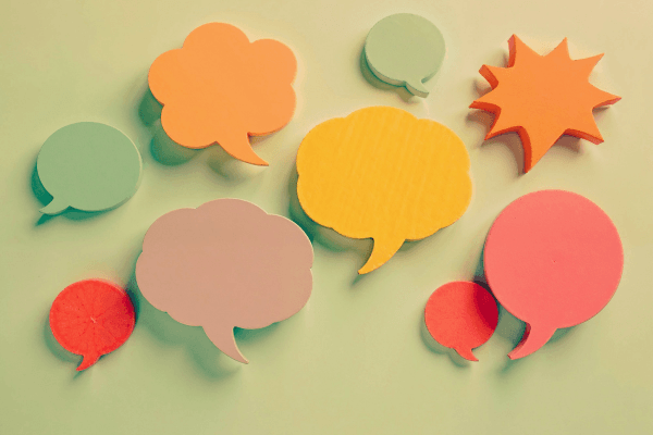 Sprechblasen für das Thema Kommunikation.